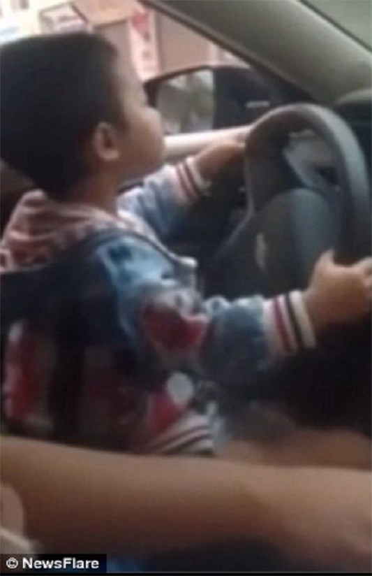 رانندگی کودک ۴ ساله در بزرگراه! +تصاویر