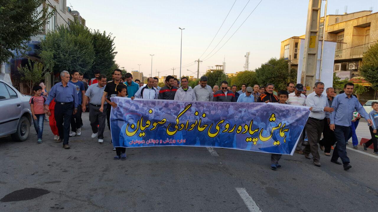 به مناسبت گرامیداشت هفته دولت همایش پیاده روی در صوفیان برگزار شد