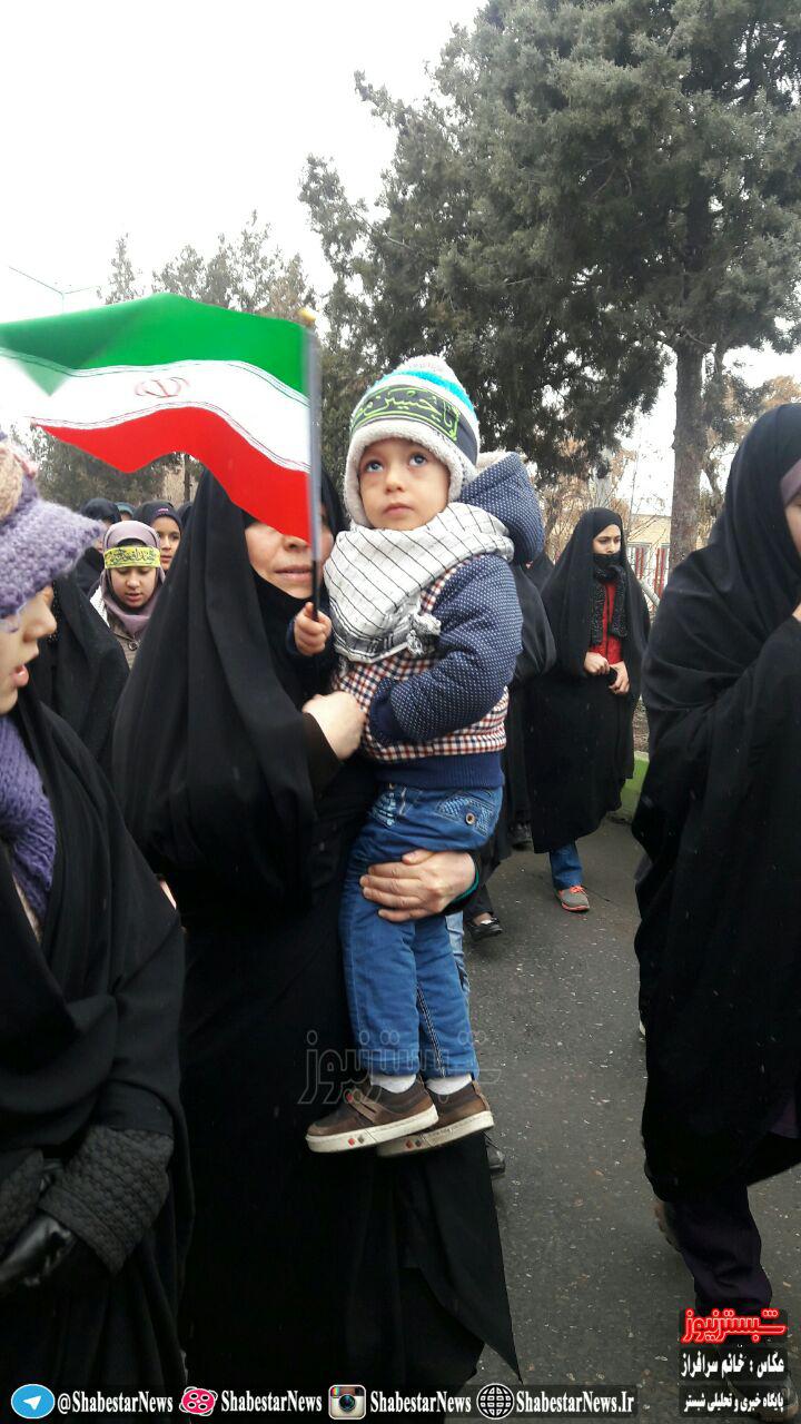 تصاویر/ نمایی از کودکان انقلابی شبستر در ۲۲ بهمن