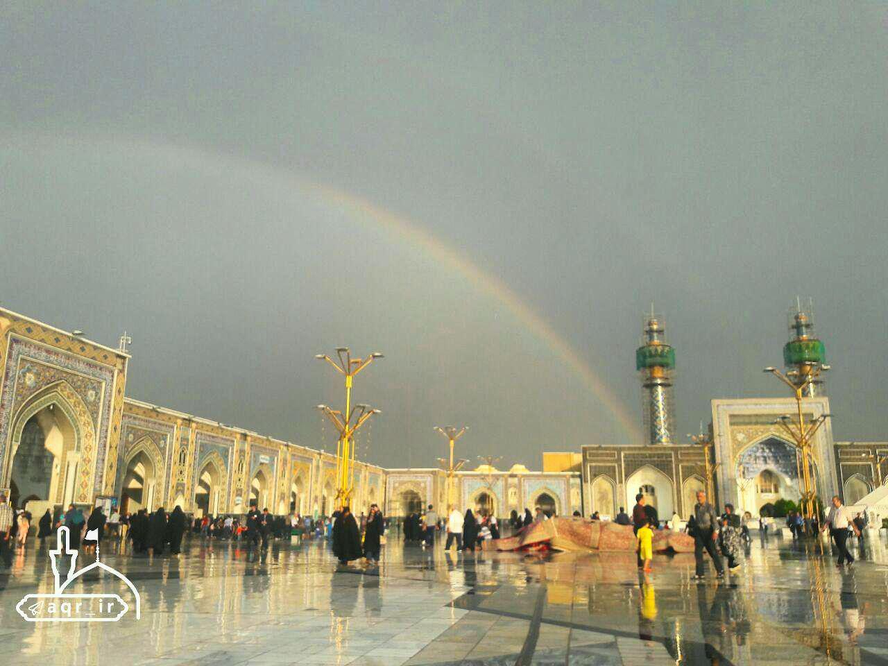 عکس/ هم‌اکنون؛ درخشش رنگین‌کمان در حرم امام رضا(ع) پس از بارش باران