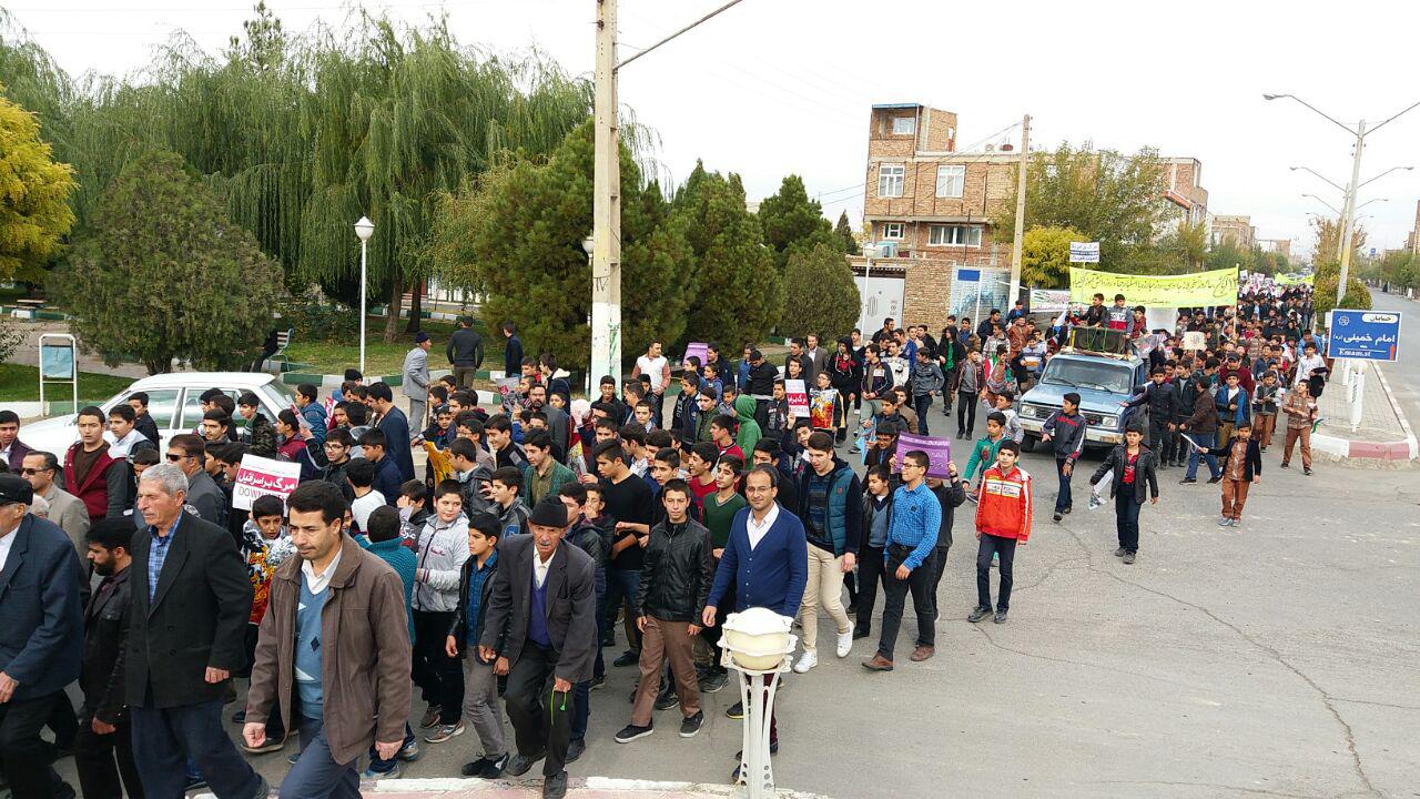 راهپیمایی ۱۳ آبان در شهر وایقان/تصاویر