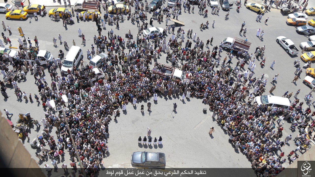 جنایات داعش /پرتاب شهروند عراقی از ساختمان‌ بلند در موصل+تصاویر
