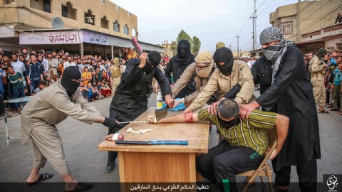 جنایات داعش /قطع کردن دست شهروند عراقی به اتهام دزدی +تصاویر