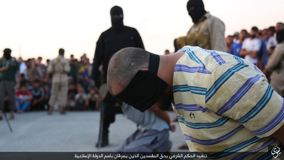 جنایات داعش /گردن زدن ۲شهروند عراقی به اتهام راهزنی +تصاویر