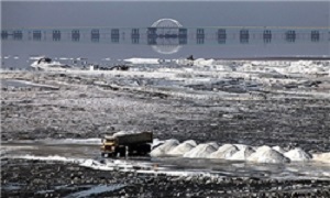 هشدار درباره استحصال بی‌رویه نمک از دریاچه ارومیه/ از ورود پساب‌های صنعتی به دریاچه جلوگیری شود