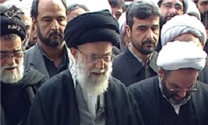 رهبر معظم انقلاب اسلامی بر پیکر مرحوم واعظ طبسی نماز میت اقامه کردند