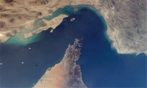 آمریکا: قایقهای ایرانی در نزدیکی تنگه هرمز به ناوشکن آمریکایی نزدیک شدند
