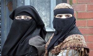 وزیر کشور آلمان خواستار ممنوعیت منطقه‌ای حجاب نقاب شد