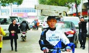 دوچرخه سواری پیرمرد چینی با بلوک ۳۴ کیلویی بر روی سر + عکس