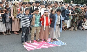 پرچم «آمریکای آدمکش» زیر پای مردم یمن+تصاویر