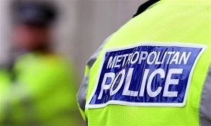 حمله به یک زن مسلمان و کشف حجاب وی در لندن