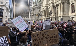 تظاهرات هزاران نفر از مردم آمریکا در فیلادلفیا همزمان با سخنرانی ترامپ+تصاویر