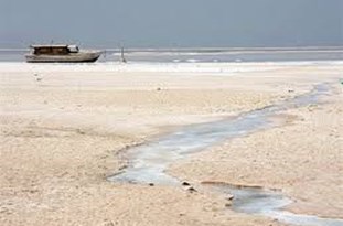 کاهش ۲۶ سانتی متری تراز دریاچه ارومیه/ دریایچه ارومیه وضعیت بحرانی دارد
