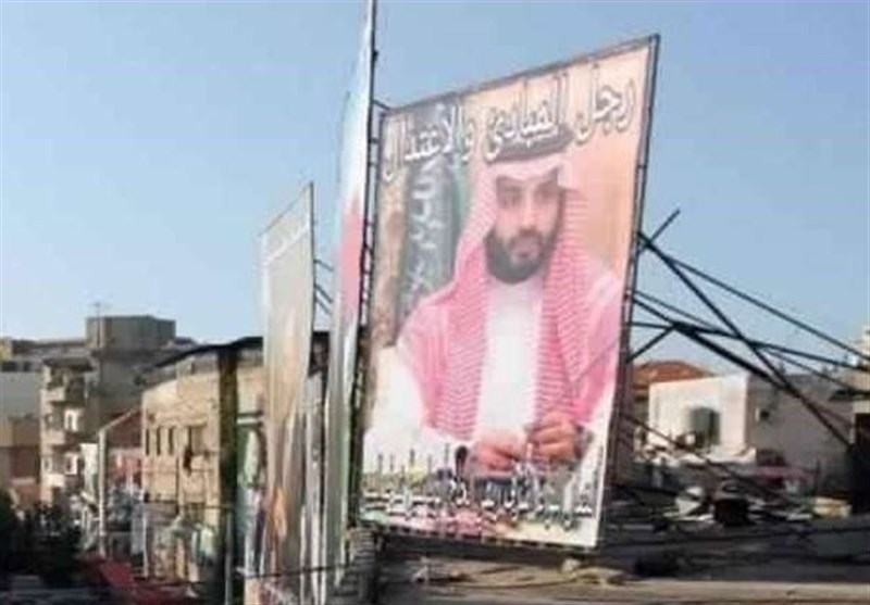 عکس‌های ولیعهد سعودی در لبنان به آتش کشیده شد