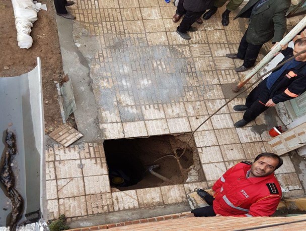 نجات خانم ۲۲ ساله از چاه ۹ متری درمنزل مسکونی در گوگان