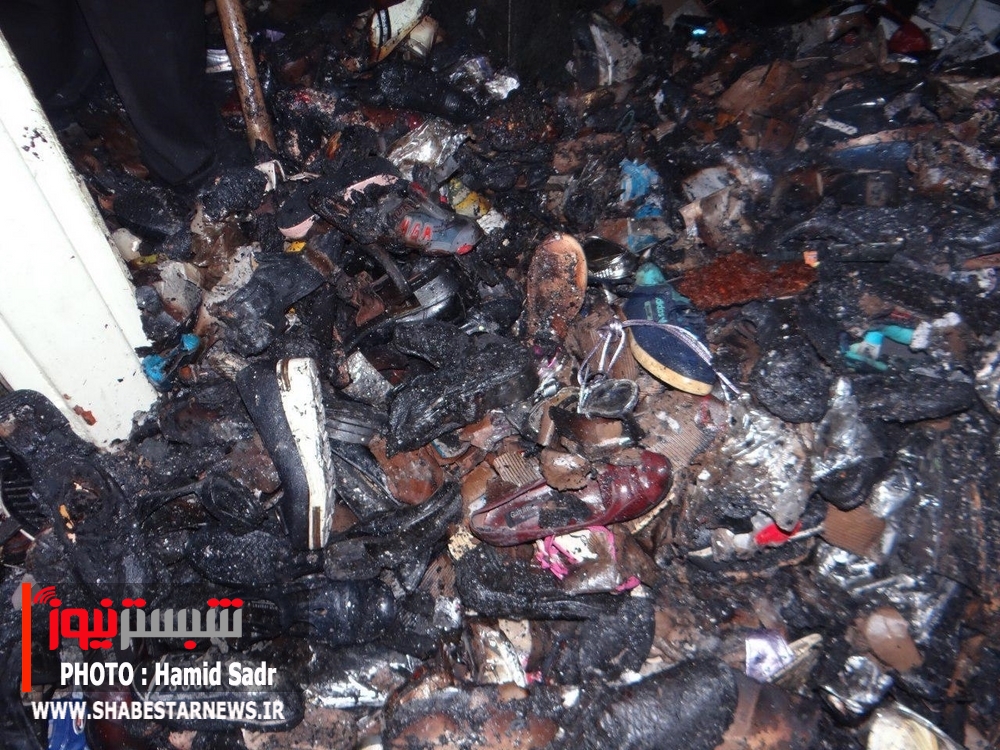 یک مغازه در راسته بازار شبستر دچار آتش سوزی شد+تصاویر