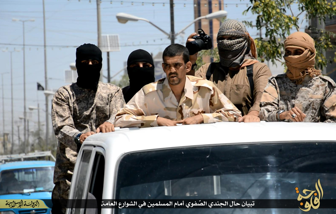 جنایات داعش /اعدام وحشتناک سرباز عراقی در رمادی +تصاویر