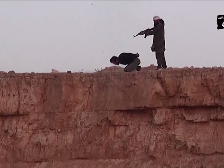 جنایات داعش/ اعدام سرباز سوری در شهر حما +تصاویر