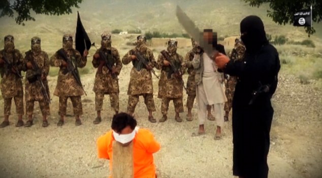 جنایات داعش /گردن زدن سرباز افغانی با ساتور + تصاویر و فیلم