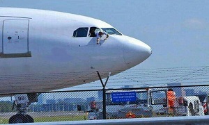 سلفی جالب و خطرناک یک خلبان!