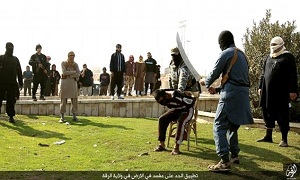 اعدام وحشیانه یک اسیر بدست داعش با شمشیر ۹۰ سانتی متری+ تصاویر