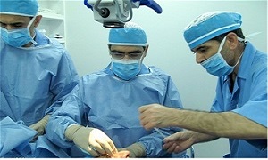 وزیر بهداشت بینایی چشم ۱۲ بیمار روستای ابوشانک را به آنان بازگرداند