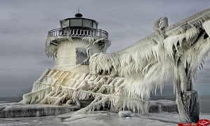 فانوس دریایی یخ زده در دریاچه میشیگان + عکس