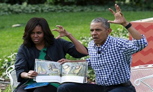 اوباما و همسرش برای بچه‌ها قصه ترسناک تعریف می‌کنند+ عکس