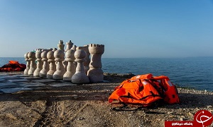 شطرنج‌ غول‌پیکر از جنس جلیقه نجات مهاجران +تصاویر