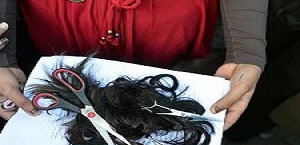 زنانی که برای گذران زندگی موهای خود را می‌فروشند+ تصاویر
