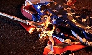 پرچم آمریکا در آرژانتین به آتش کشیده شد