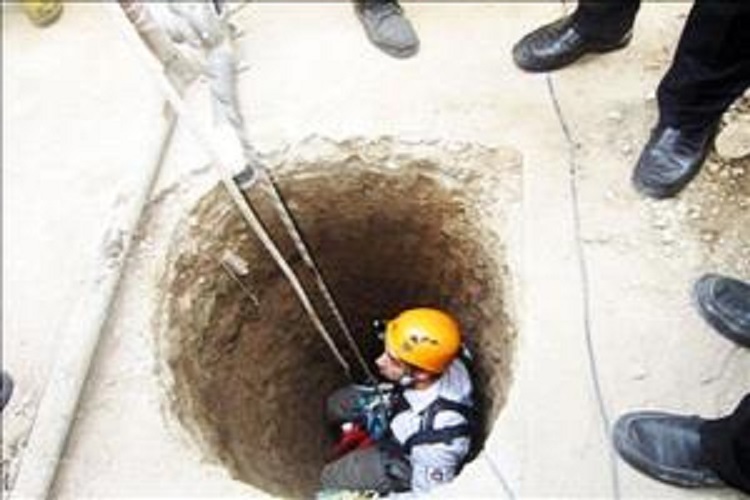 نجات کارگر شبستری از چاه ۵۵ متری