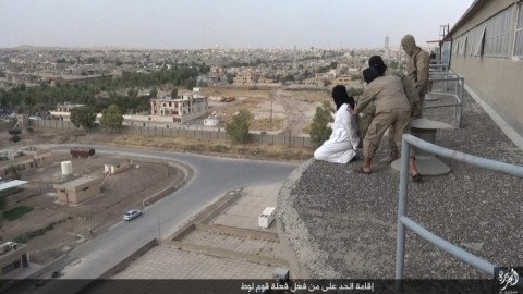 جنایات داعش /پرتاب شهروند عراقی از بلندی در نینوی + تصاویر
