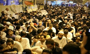 شب قدر مردم بحرین مقابل منزل شیخ عیسی