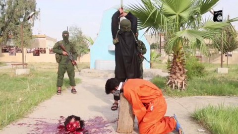جنایات داعش /گردن زدن ۳شهروند عراقی به اتهام جاسوسی +تصاویر و فیلم