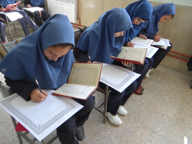 دانش آموزان شهید بهشتی شندآباد سال تحصیلی جدیدرابا کتابت قرآن مجید آغاز کردند