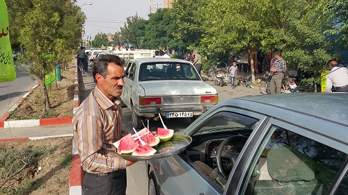 توزیع هندوانه صلواتی در شهرشندآباد/عکس