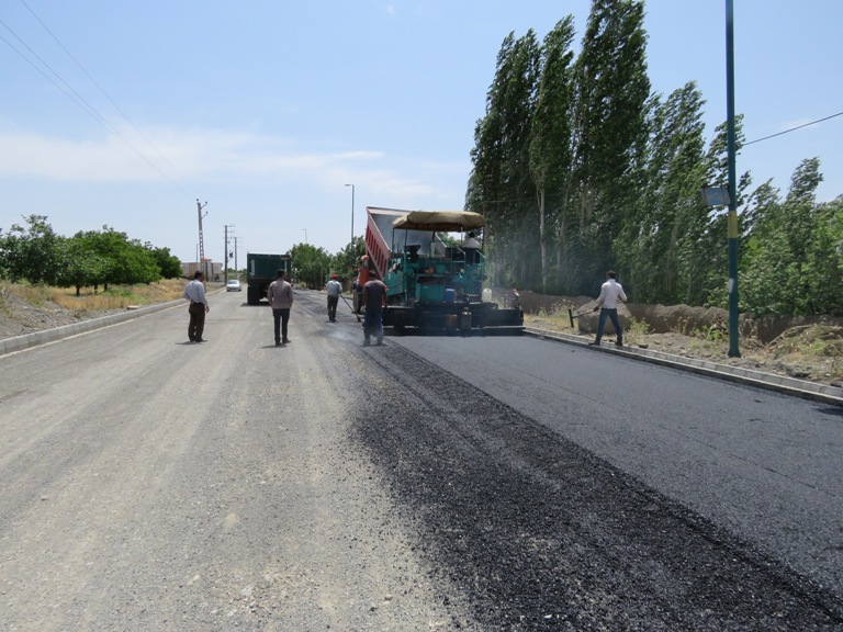 عملیات آسفالت ریزی مسیر حسینی در ادامه طرح خیابان سازی مسیر مذکور آغاز گردید