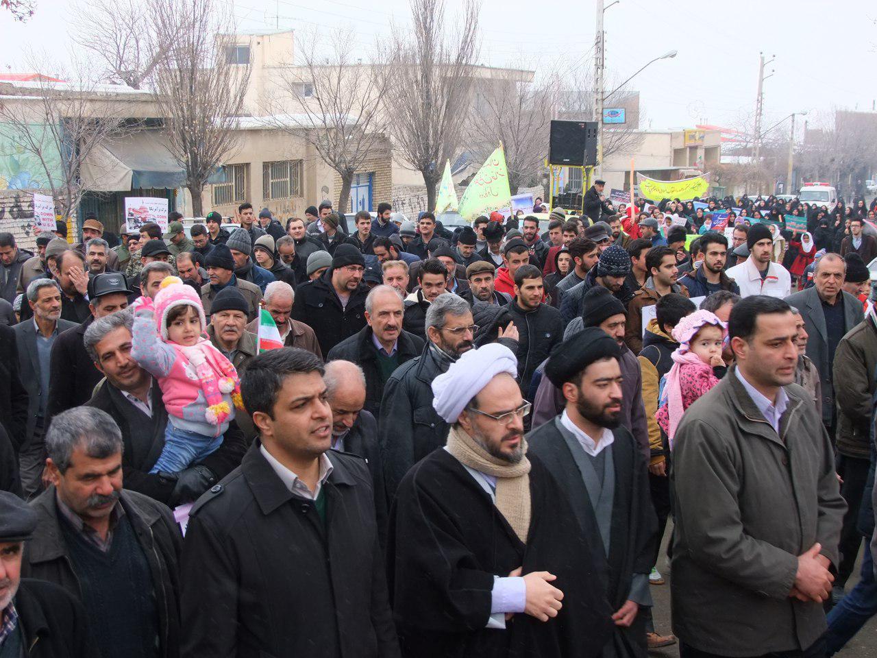راهپیمایی ۲۲ بهمن در زادگاه پدری مقام معظم رهبری/تصاویر