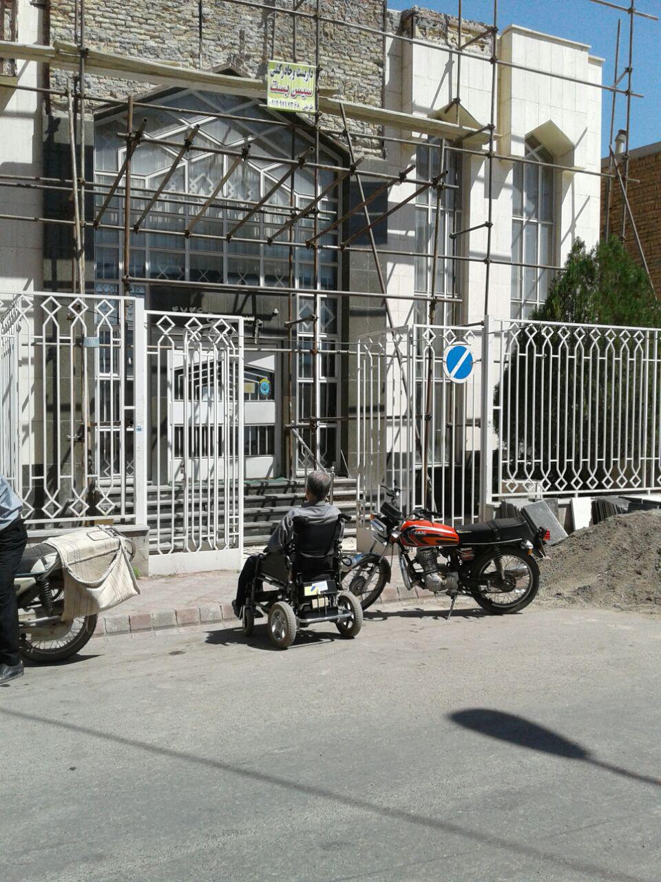 ارباب رجوع بانک در کنار خیابان  به انتظار متصدی!!/عکس