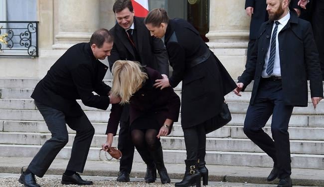 کفش‌ پاشنه‌بلند نخست‌وزیر را زمین‌زد +عکس